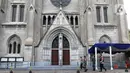 Sejumlah anggota gabungan melakukan pengamanan saat perayaan Paskah di Gereja Katedral, Jakarta, Jumat (2/4/2021). Sejumlah personel gabungan TNI-Polri disipakan untuk melakukan pengamanan di sejumlah gereja pada perayaan Paskah. (Liputan6.com/Herman Zakharia)