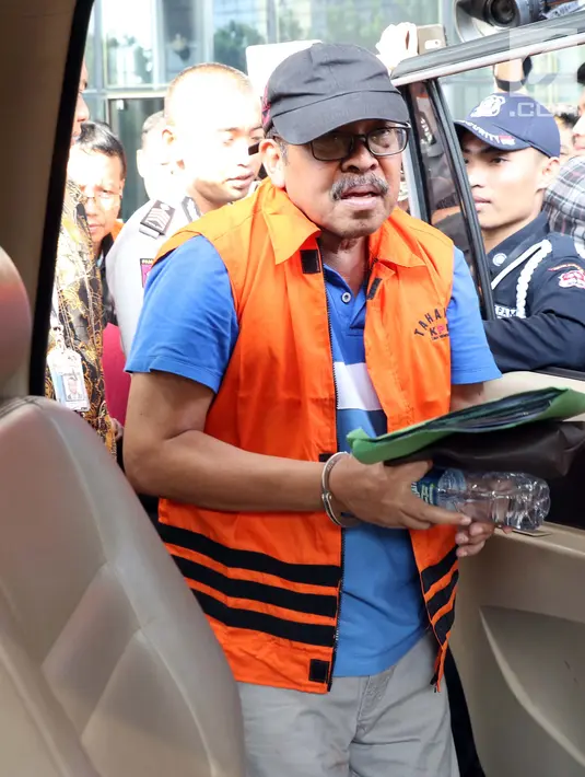 Staff Khusus Bupati Kudus, Agus Soeranto memasuki mobil tahanan usai pemeriksaan terkait dugaan suap pengisian jabatan perangkat daerah di lingkungan Pemkab Kudus, Gedung KPK, Jakarta, Sabtu (27/7/2019). KPK juga menetapkan Bupati Kudus, M Tamzil sebagai tersangka. (Liputan6.com/Helmi Fithriansyah)