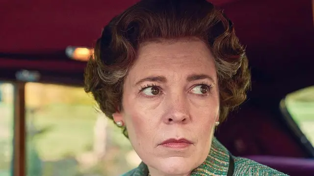 Olivia Colman sebagai Ratu Elizabeth II dalam The Crown. (Foto: Dok. Instagram terverifikasi @sagawards)