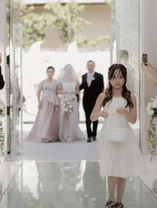 Tak sedikit tamu undangan yang mengabadikan momen Gempi jadi flower girl. Pasalnya, Gempi tampak menjiwai menabur bunga tempat pasangan pengantin melangkah. Putri Gading Marten ini juga sempat terlihat malu-malu saat berhadapan dengan kamera tamu undangan. (Liputan6.com/IG/gritteagatha)
