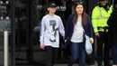 Seorang wanita bernama Amy Trippitt dan putrinya Grace meninggalkan lokasi usai menonton konser Ariana Grande di Manchester, Inggris (23/5). (AP Photo/Danny Lawson)