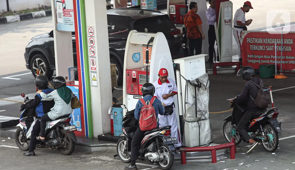 VP Corporate Communication PT Pertamina, Fadjar Djoko Santoso, menjelaskan bahwa saat ini pihaknya tengah melakukan pendalaman dan pencarian terhadap bahan campuran. (Liputan6.com/Angga Yuniar)