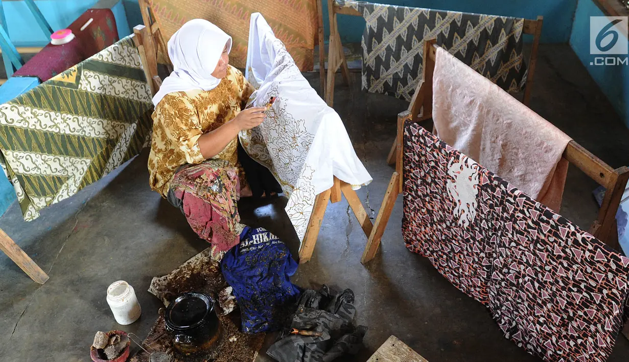 Seorang ibu membuat batik tulis di Kampung Batik Puswasedar kawasan Geopark Ciletuh, Sukabumi, Jawa Barat, Sabtu (22/9). Lebih dari 50 perempuan menekuni pembuatan batik tulis maupun cetak. (Merdeka.com/Arie Basuki)