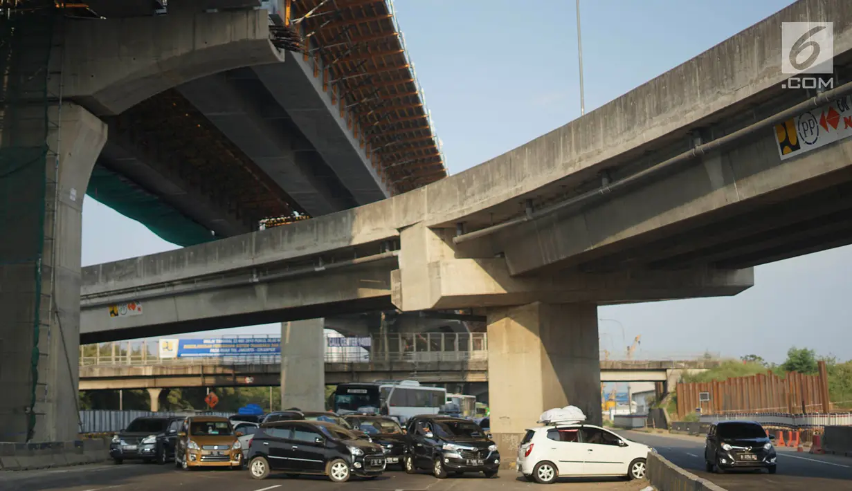Kendaraan pemudik menerobos pagar pembatas jalan tol di KM 30 Tol Jakarta - Cikampek, kawasan Cikarang, Jawa Barat, Minggu (9/6). Kemacetan yang terjadi di sepanjang jalur tersebut menyebabkan sebagian kendaraan nekat menerobos pagar pembatas untuk berpindah jalur. (Liputan6.com/Immanuel Antonius)