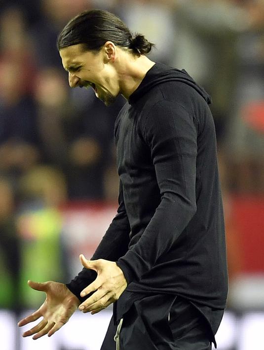 Ekspresi Zlatan Ibrahimovic merayakan kemenangan Setan Merah meraih gelar juara Liga Europa usai mengalahkan Ajax di Friends Arena, Stockholm, Swedia, (24/5/2017). MU menang 2-0.  (AP /Martin Meissner)