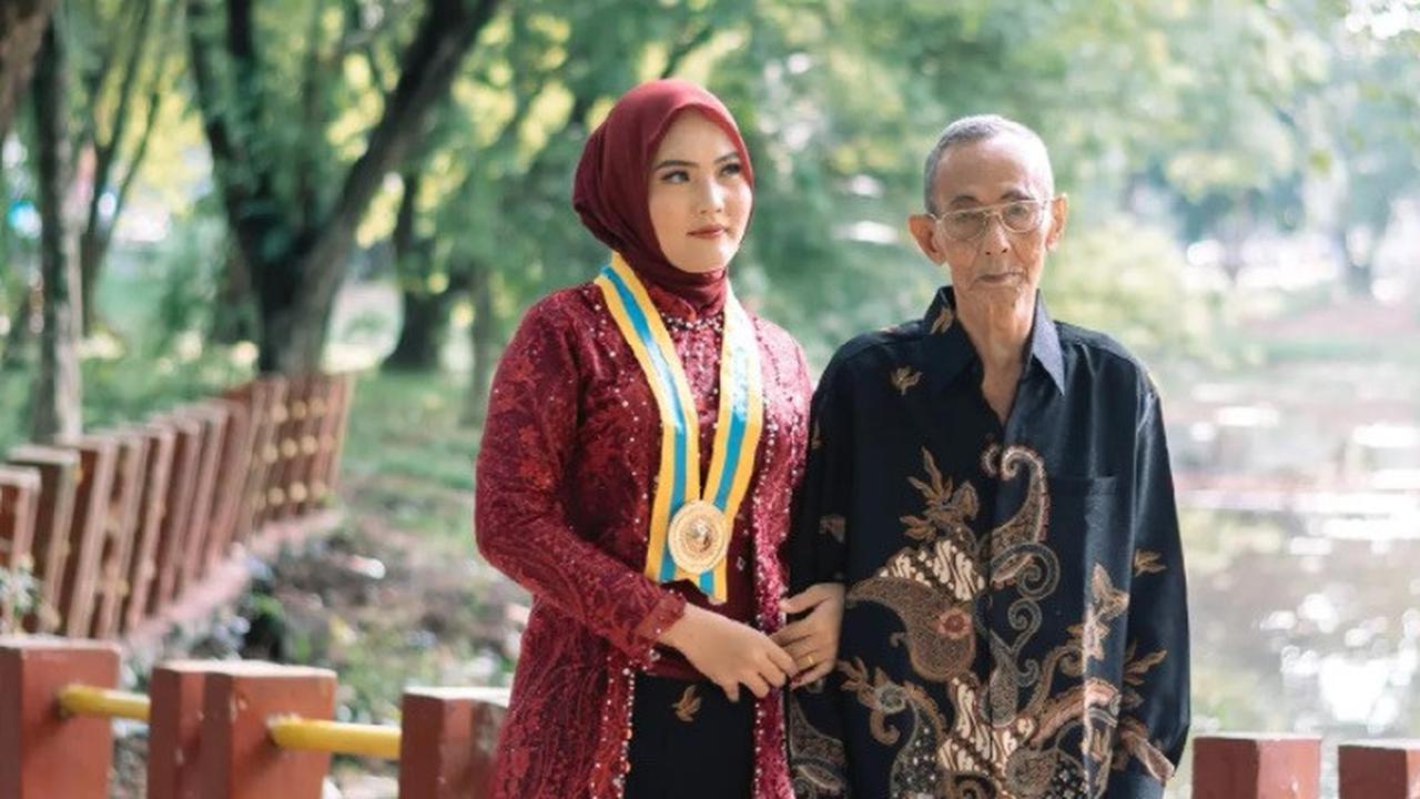 Hanya Ditemani Kakek saat Wisuda, Kisah Perjuangan Perempuan Ini Bisa Wisuda Lewat Beasiswa Curi Perhatian