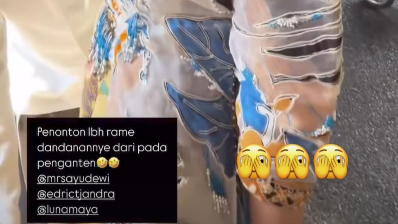 4 Potret Ayu Dewi Hadiri Sungkeman & Siraman Luna Maya, Penampilan Dinilai Lebih Heboh dari Calon Pengantin