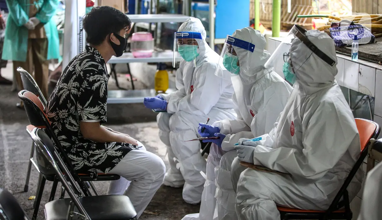 Petugas Puskesmas Kecamatan Gambir melakukan tes usap (Swab Test) COVID 19 di kawasan jalan Juanda, Jakarta, Selasa (16/6/2020).  Tes Swab untuk mencari warga positif Covid-19 tanpa gejala ini menyasar petugas PPSU dan para pedagang Pasar Ceylon. (Liputan6.com/Faizal Fanani)