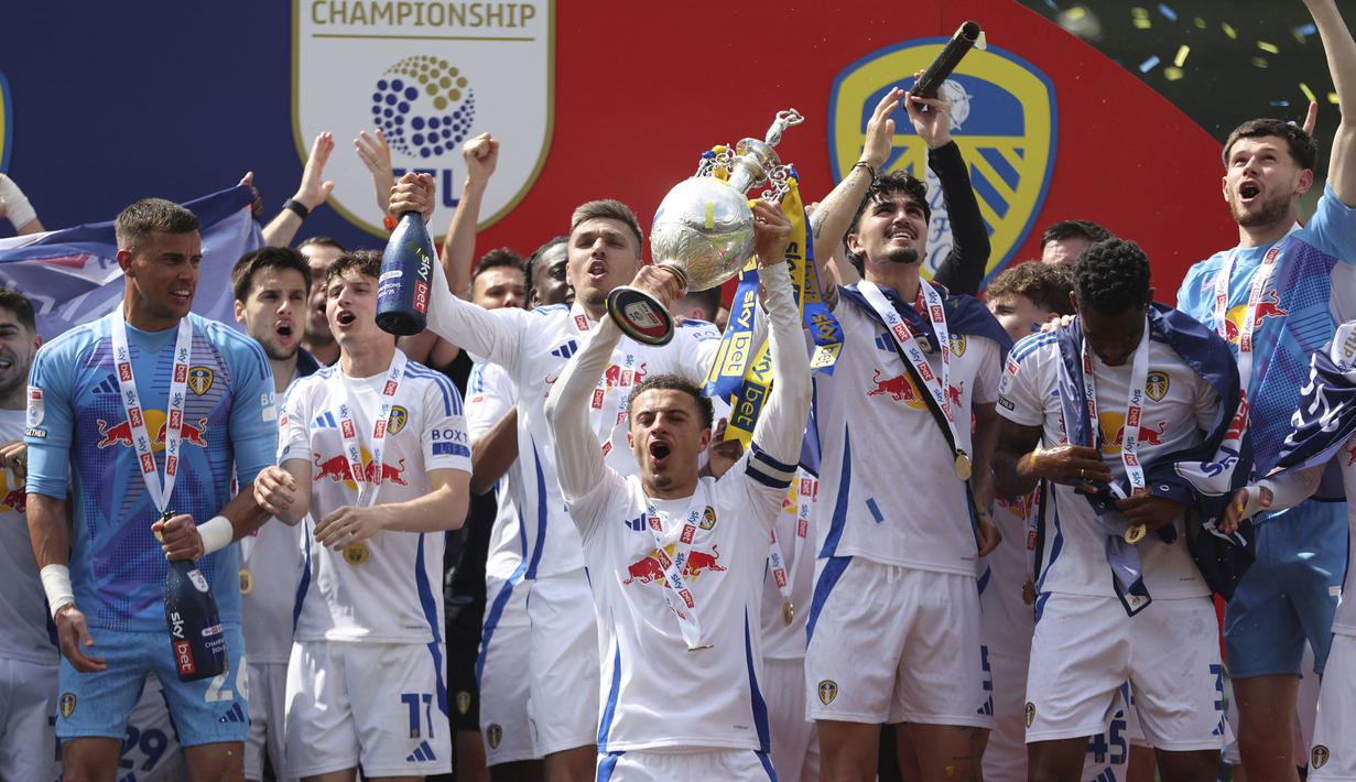 Para pemain Leeds United, termasuk Pascal Struijk (ketiga kanan) merayakan gelar juara Championship 2024/2025 setelah mengalahkan Plymouth Argyle di Home Park, Plymouth, Inggris, Sabtu (03/05/2025) waktu setempat. (AP Photo/PA/Steven Paston)