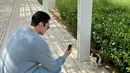 Kim Woo Bin memotret seekor kucing yang dia temui. Foto-foto yang diunggah sang aktor selama di Abu Dhabi pun mencuri perhatian. (Foto: Instagram/ ____kimwoobin)