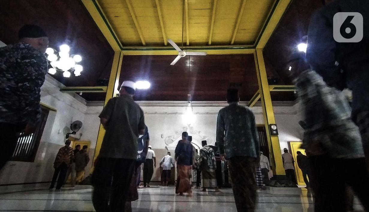 Umat muslim saat menunaikan ibadah di Masjid Sunan Kalijaga, Kadilangu, Demak, Jawa Tengah pada akhir Maret lalu. Masjid yang berdiri pada 1532 M tersebut merupakan salah satu jejak nyata penyebaran Islam yang disyiarkan Sunan Kalijaga di tanah Jawa. (merdeka.com/Iqbal S. Nugroho)