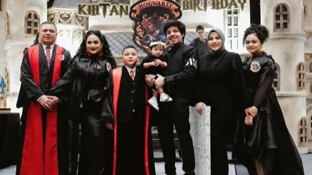 Meski tak dekat dan memiliki ayah berbeda, Amora menganggap Aurel tetap saudaranya. Amora juga mengaku sayang ke Aurel Hermansyah.