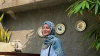 Wanda Hamidah mempromosikan tas buatan UMKM dengan gaya hijab kasual pashmina. Tampilannya makin dinamis dengan baju beraksen tie-dye.  (Instagram/wanda_hamidah).