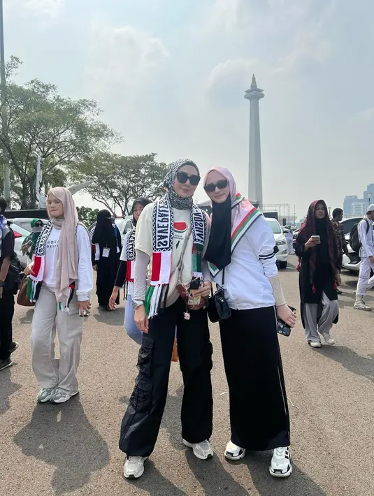 Inara juga menyatakan bahwa hijabnya menjadi salah satu sikap untuk menunjukkan dukungan pada Palestina. Ia berharap, apa yang ditanam melalui pembelian kain scarve tersebut mudah-mudahan tumbuh menjadi pohon keberkahan yang bisa meneduhkan lebih banyak orang di Palestina, khususnya Gaza. (Liputan6.com/IG/@mommy_starla)