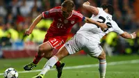 Penyerang Bayern Munich, Philipp Lahm (kiri), mendapat tackling keras dari Isco (Real Madrid) dalam laga pertama semifinal Liga Champions di Stadion Santiago Bernabeu, Madrid, Spanyol (24/4/2014). (REUTERS/Michael Dalder)