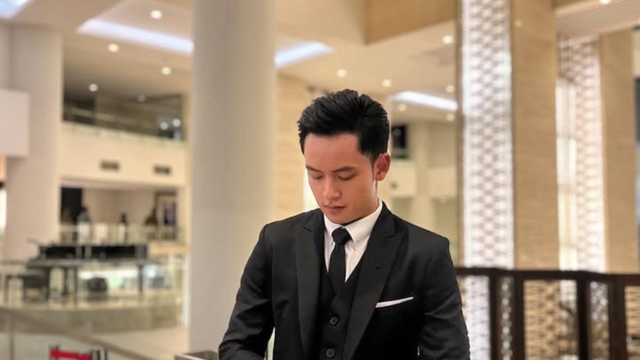 Bukan dengan Lyodra, 7 Potret Randy Martin Kondangan Bareng Sosok Tersayang Ini - Tampil Formal Pakai Setelan Jas