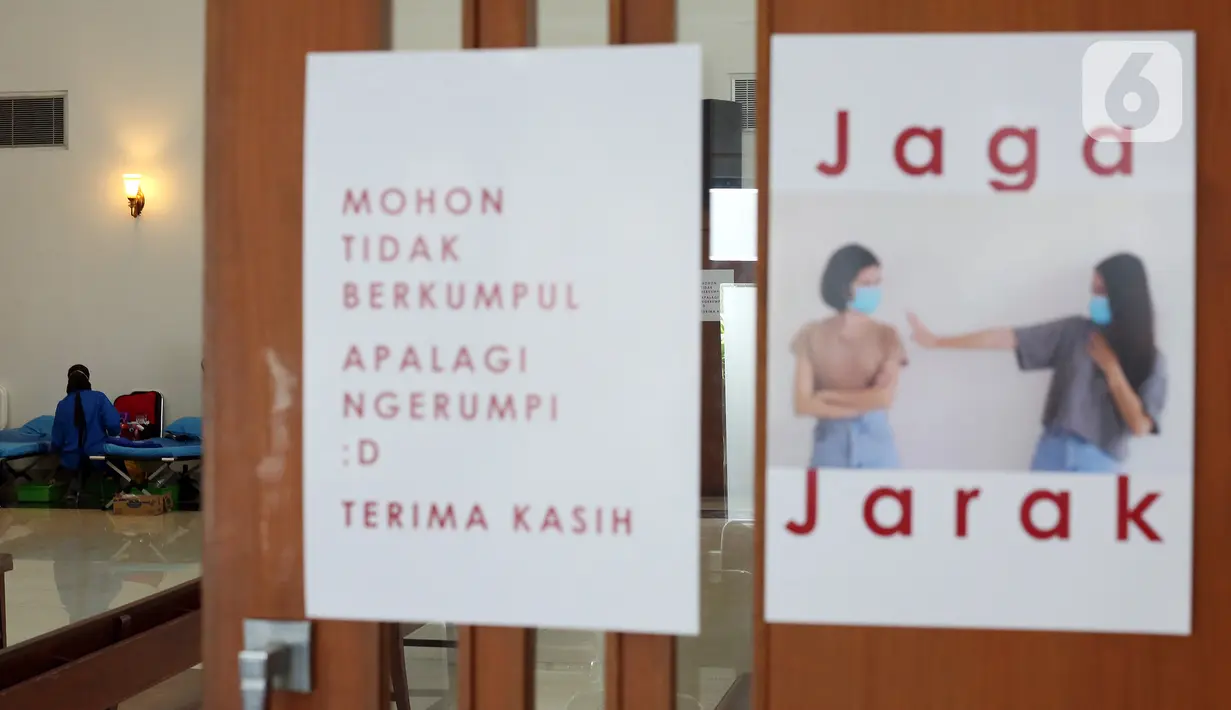 Warga dan jemaat mendonorkan darahnya dengan menerapkan protokol kesehatan di GPIB Effatha, Jakarta, Sabtu (14/8/2020). Palang Merah Indonesia (PMI) mengimbau masyarakat kembali menjadi pendonor darah, karena stok darah menurun selama pandemi Covid-19. (Liputan6.com/Johan Tallo)
