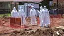 Dokter berjalan di dalam bagian isolasi Ebola Rumah Sakit Rujukan Regional Mubende, di Mubende, Uganda pada 29 September 2022. Vaksin Ebola eksperimental akan dikerahkan di Uganda saat negara tersebut melakukan tindakan pencegahan yang keras termasuk penguncian di daerah yang terkena Ebola. (AP Photo/Hajarah Nalwadda, File)