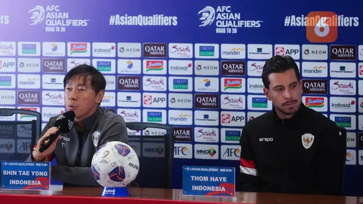 Foto: Beda Ekspresi Shin Tae-yong dan Thom Haye saat Jumpa Pers Timnas Indonesia Jelang Menghadapi Arab Saudi