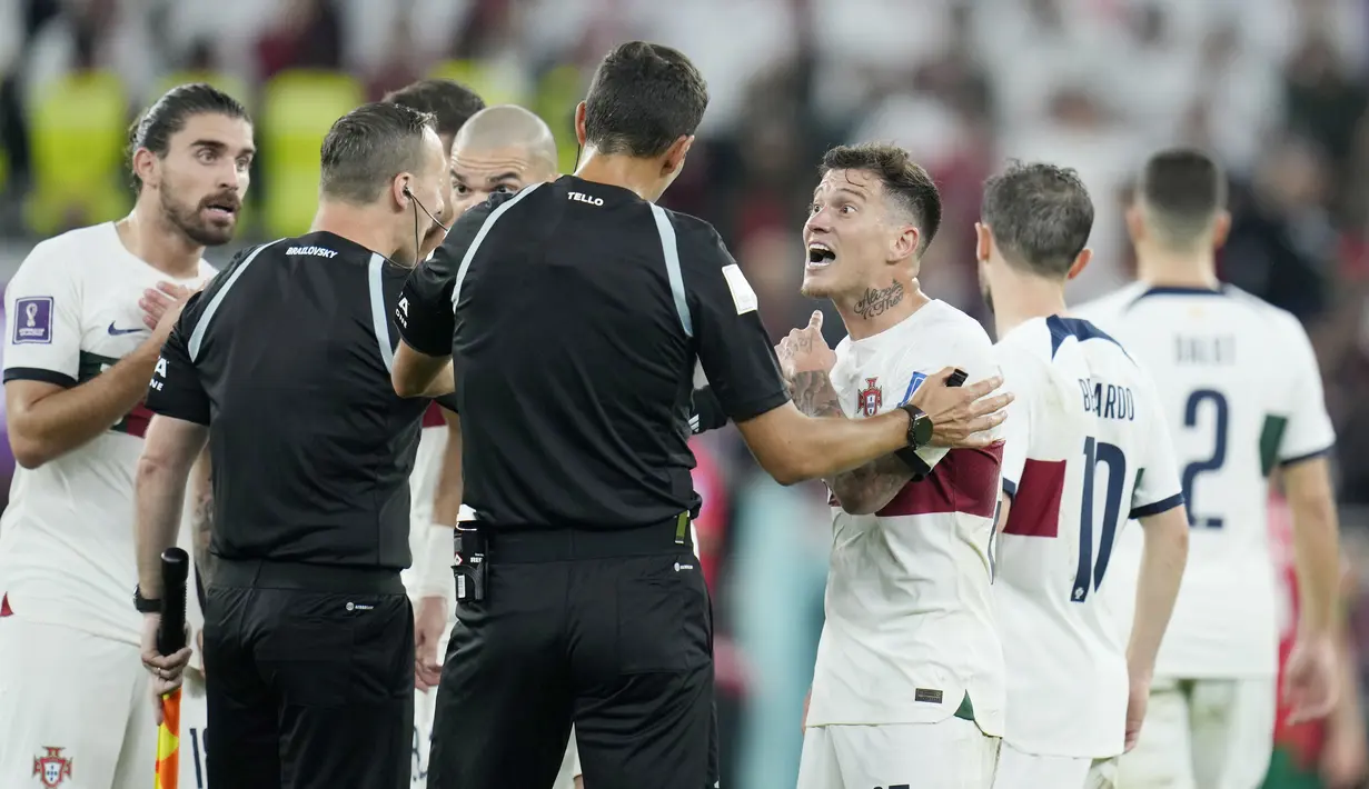 Menurut mereka, sang wasit beberapa kali mengambil keputusan salah hingga memberikan tambahan waktu yang begitu sedikit. (AP/Ricardo Mazalan)