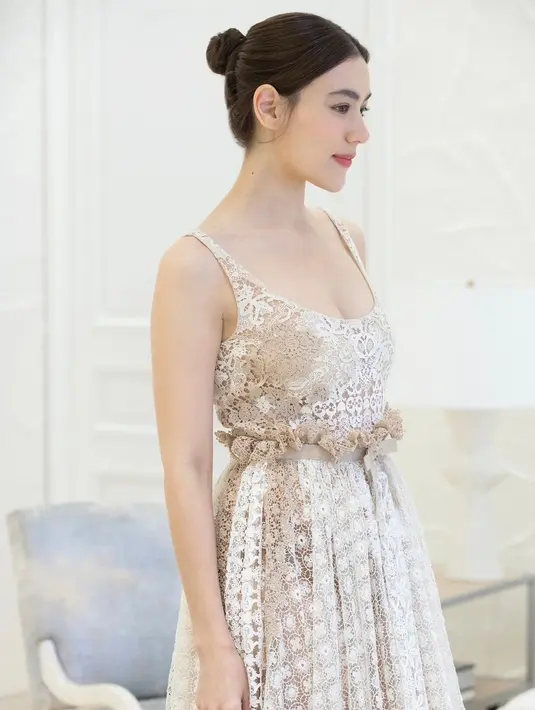 Yang paling mengejutkan, siluet akhir disublimasikan dengan sulaman bunga dalam nuansa gading dan krem, menawarkan permainan cahaya dan transparansi yang menghipnotis. [Dok/Dior]