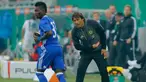 Pelatih anyar Chelsea Antonio Conte (kanan) saat menginstruksikan pemainnya saat melawan  Rapid Wina pada laga persahabatan di Allianz Arena Wina, Austria, (16/7). Chelsea kalah dengan skor 2-0. (Reuters / Heinz - Peter Bader)