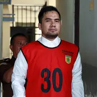 Dari pengamatan di ruang sidang, setelah beberapa kali melakukan selfie, mantan suami penyanyi dangdut Dewi Perssik itu terlihat lebih tenang dari sebelumnya. (Deki Prayoga/Bintang.com)