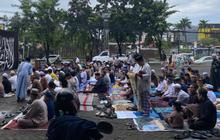Lebaran Lebih Awal, Jemaah Tarekat Naqsyabandiyah Gelar Salat Ied di Kompleks Pertokoan