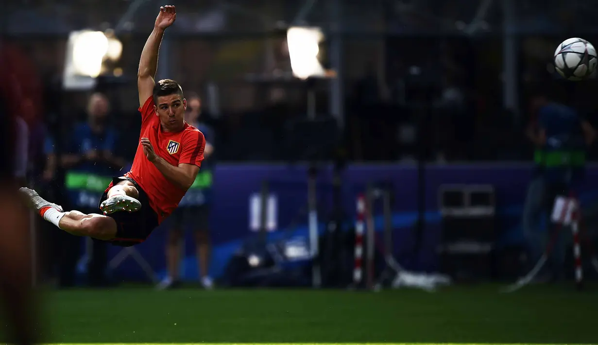 Aksi pemain Atletico Madrid, Luciano Vietto saat latihan persiapan melawan Real Madrid pada Final Liga UEFA Champions di San Siro Stadium, Milan, (27/5/2016). (AFP/Filippo Monteforte)