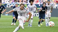 Harry Kane mengeksekusi penalti dalam laga&nbsp;Hoffenheim vs Bayern Munchen di Bundesliga 2025/2026, Sabtu (20/9/2025).&nbsp;(Uwe Anspach/dpa via AP)