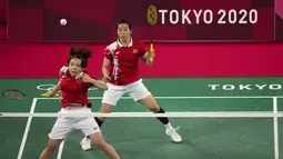 Ganda putri China Chen Qing Chen dan Jia Yi Fan bermain melawan Greysia Polii dan Apriyani Rahayu dari Indonesia pada final badminton ganda putri Olimpiade Tokyo 2020 di Musashino Forest Sport, Senin (2/8/2021). Greysia / Apriyani menang 21-19 dan 21-15. (AP Photo/Markus Schreiber)