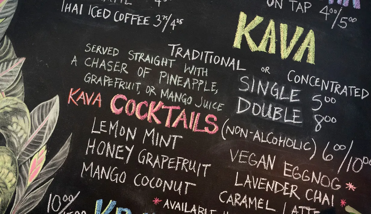 Berbagai jenis kava tercantum pada menu di Kedai Brooklyn Kava, New York, Amerika Serikat, Kamis (18/1). Kava yang bersifat psikoaktif kini sudah menjadi minuman alternatif alkohol. (DON EMMERT/AFP)