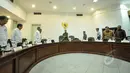Presiden Jokowi dan Wapres Jusuf Kalla berjalan menuju tempat duduknya masing-masing untuk memimpin rapat kabinet terbatas terkait persiapan pelaksanaan Konferensi Asia Afrika di Kantor Presiden, Jakarta, Kamis (2/4/2015). (Liputan6.com/Faizal Fanani)