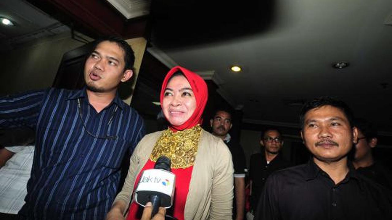 Senyum Wa Ode saat jalani sidang perdana