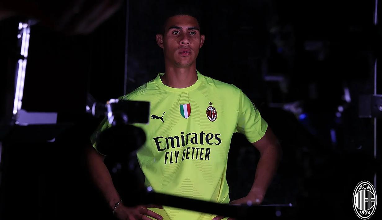 Devis Vasquez asal Kolombia didatangkan AC Milan dari klub Paraguay, Club Guarani pada tengah musim 2022/2023 dengan nilai transfer hanya 470 ribu euro dengan durasi kontrak selama 3,5 tahun. Hingga kini penjaga gawang yang diplot sebagai kiper nomor tiga tersebut sama sekali belum pernah dimainkan. (acmilan.com)