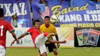 Gelandang Timnas U-19 Indonesia, M Alwi Slamat (kiri) berusaha melewati bek Semen Padang, Dimas Sumantri di Stadion Singaperbangsa, Karawang, (6/3/2015). Timnas U-19 Indonesia unggul 2-1 atas Semen Padang U-21. (Liputan6.com/Helmi Fithriansyah)