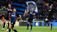 Pemain Inter Milan, Mauro Icardi (dua kanan) bersama rekan-rekannya merayakan kemenangan atas AC Milan pada laga Serie A di Stadion San Siro, Milan, Italia, Minggu (21/10). Gol tunggal Icardi membawa Inter menang atas AC Milan. (AP Photo/Antonio Calanni)