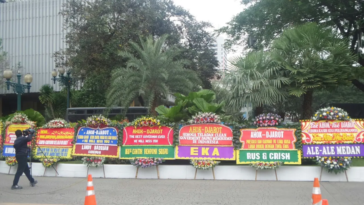 Karangan bunga untuk Ahok- Djarot mulai berdatangan ke Balai Kota DKI.