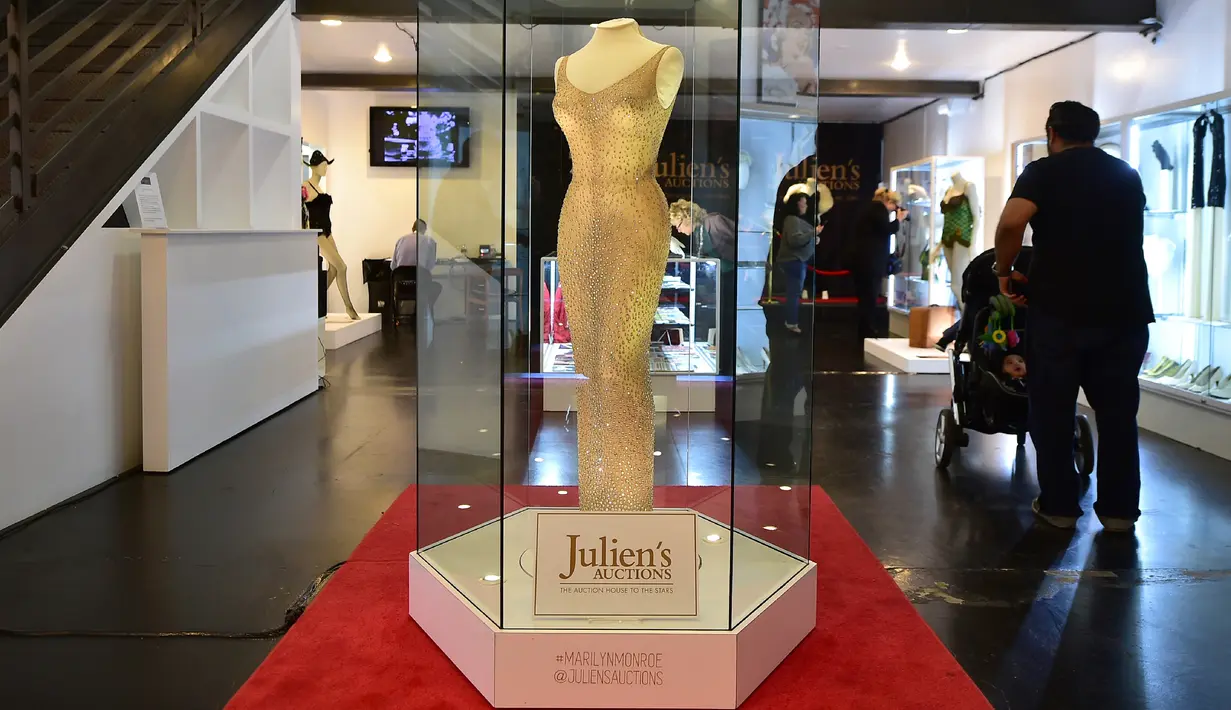 Gaun yang pernah dipakai Marilyn Monroe dipamerkan di Julien’s Auction, di Los Angeles, 17 November 2016. Gaun ini dibuat khusus untuk Marilyn Monroe dengan potongan ketat dan dihiasi 2.500 kristal yang dijahit dengan tangan. (Frederic J. BROWN/AFP)