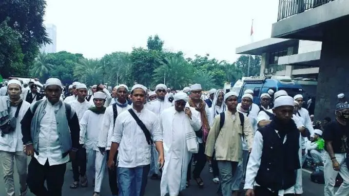[Bintang] 10 Potret Demo Hari Ini Lewat Tagar Demo Ahok di Media Sosial