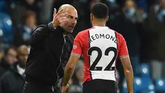 Pelatih Manchester City, Pep Guardiola saat memarahi gelandang Southampton Nathan Redmond usai pertandingan di Stadion Etihad di Inggris (29/11). Guardiola mengatakan kepada Nathan betapa bagusnya permainan dia. (AFP Photo/Oli Scarff)