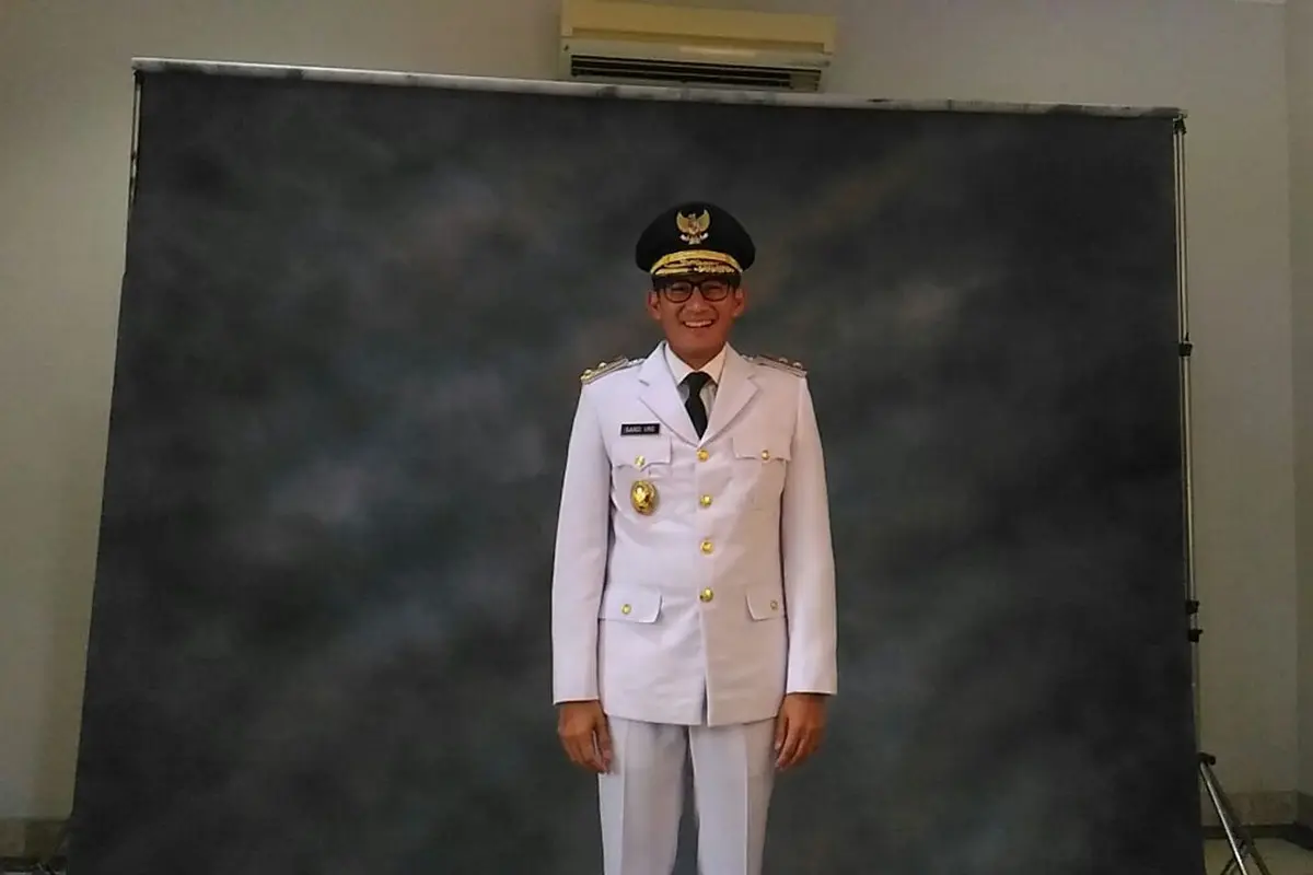 Sandiaga Uno dalam sesi fitting baju seragam dinas Gubernur dan Wakil Gubernur DKI Jakarta (Liputan6.com/Rezky)