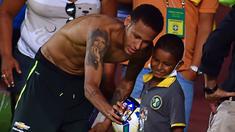 Pemain Brasil, Neymar Junior berfoto selfie bersama seorang anak kecil pada sesi latihan di Salvador, Brasil, Senin(16/11/2015). Brasil akan melawan Peru pada Qualifikasi Piala Dunia Rusia 2018. AFP Photo/Christophe Simon)