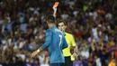 Wasit Ricardo de Burgos memberikan kartu merah kepada Cristiano Ronaldo saat melawan Barcelona  pada laga Supercup Spanyol di Camp Nou stadium, Barcelona, (13/8/2017). Real Madrid menang 3-1. (AP/Manu Fernandez)