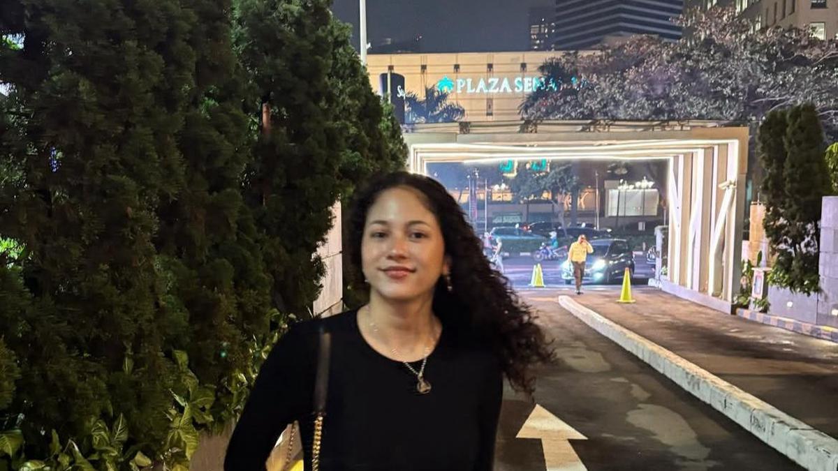 Dari Mall ke Jalanan Kota, Ini Strolling Look Versi Sitha Marino yang Santai Tapi Bikin Ingin Foto-Foto