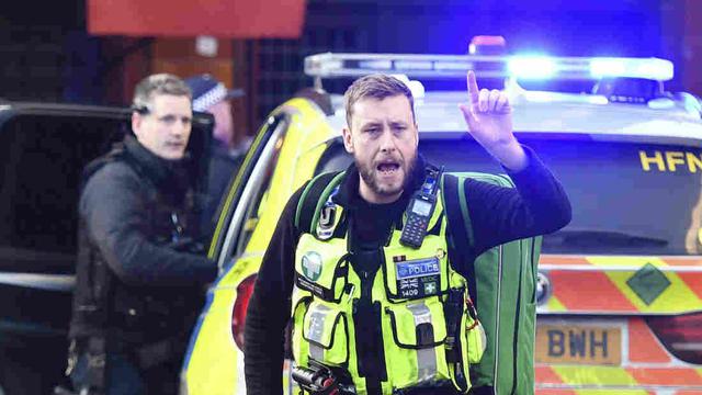 Pihak kepolisian London bertugas di TKP usai terjadi aksi teror penusukan.