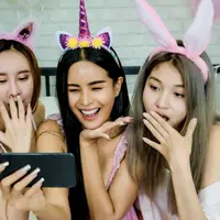 Eksis di medsos./Copyright shutterstock.com/g/streetlucifer