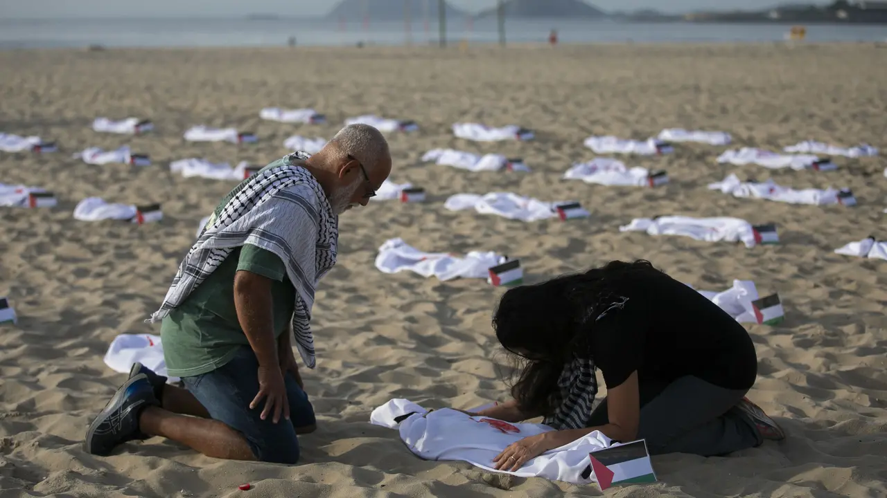 Penghormatan untuk anak-anak Gaza di pantai Brasil