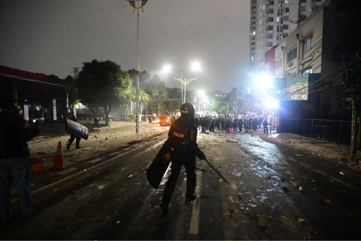 FOTO: Rusuh Pelajar dan Brimob di Pejompongan Hingga Malam Hari (ukuran kecil)
