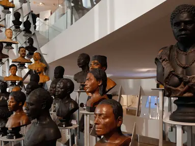 Galeri patung - patung manusia berjajar di dalam Museum Manusia atau Musee de l' Homme, Paris , Perancis, Rabu (14/10/2015). Museum ini didedikasikan untuk pengetahuan bidang antropologi , etnologi dan prasejarah evolusi manusia. (REUTERS/Jacky Naegelen)